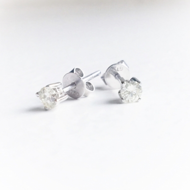 Diamond studs twentyeight